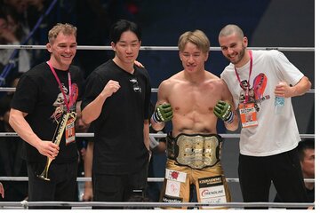 記念写真を撮る朝倉未来（左から２人目）と朝倉海（左から３人目）（2023年12月31日）