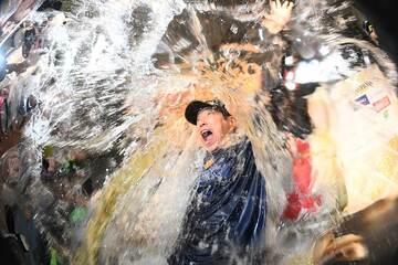 日本一祝勝会でたる酒を浴びる小久保裕紀監督