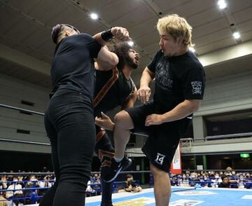 ヒクレオを襲撃した高橋裕二郎（右）