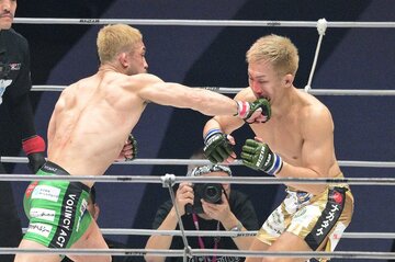 元谷友貴(右)の顔面を捉えた扇久保博正の「右」