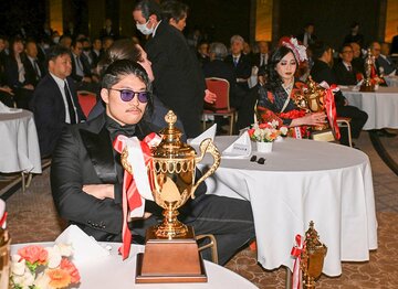 ＯＺＡＷＡ（左）と上谷沙弥の間に微妙な空気が漂う