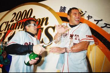 高橋由伸にお酒をぶっかけられる清原（２０００年）