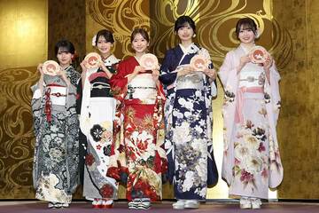 乃木神社で成人式を行った（左から）瀬戸口心月、奥田いろは、菅原咲月、五百城茉央、愛宕心響