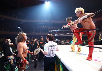 にらみ合うＢＵＳＨＩ、内藤哲也と丸藤正道、拳王（左から）