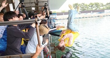 水神祭で水面に投げられる高憧四季