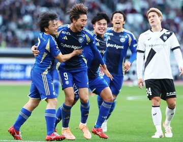 酒井高徳（右）は得点を決められうなだれた