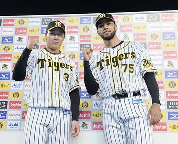  お立ち台でガッツポーズを取る大山とスアレス