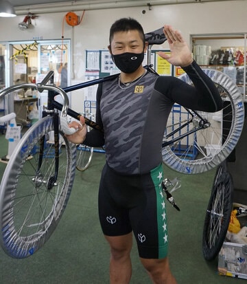  近藤翔馬は〝禁断のポーズ〟を披露