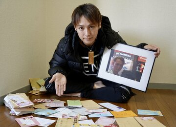 ５００通を超えるファンレターに目を通したスーパークレイジー君