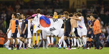  ロンドン五輪３位決定戦に敗れた日本代表と後方で喜ぶ韓国代表（２０１０年８月１０日＝東スポWeb）
