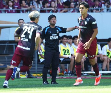 チームに指示を出すＪ１川崎の鬼木監督(中)