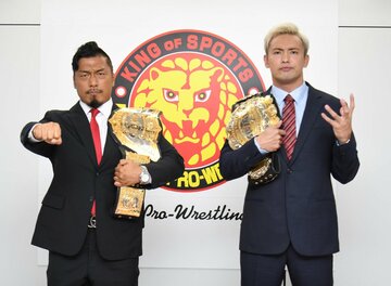  ＩＷＧＰ世界ヘビー級王者・鷹木(左)とＧ１覇者・岡田（新日本プロレス提供）