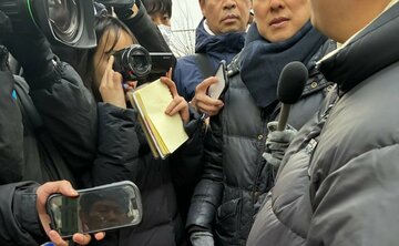 は報道陣の取材に答えるマンションに出入りしたことがある男性