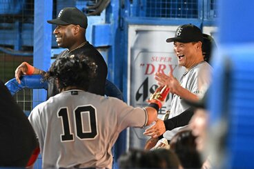 9回、勝ち越しソロを放った甲斐(左)を迎える橋上監督代行