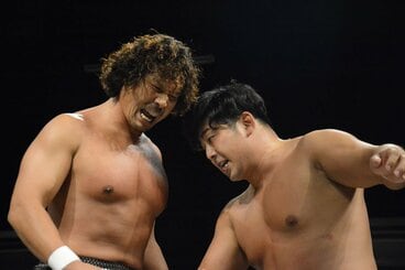 長井隆之介（右）を煽る中嶋勝彦（ゼロワン提供写真）