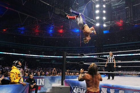 AEW】〝UK王者〟オスプレイが8万大観衆の前で凱旋勝利！ 52歳
