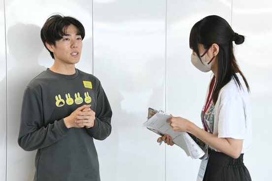 星奈美紗希の取材を受ける西岡顕心