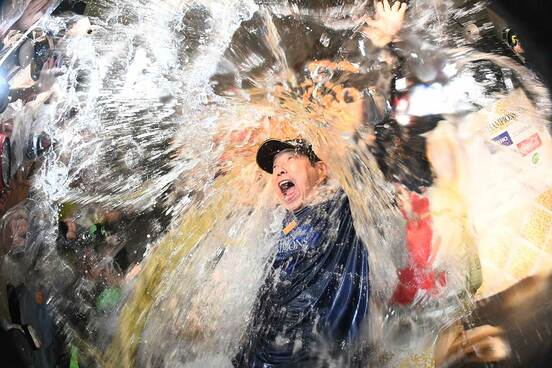 日本一祝勝会でたる酒を浴びる小久保裕紀監督