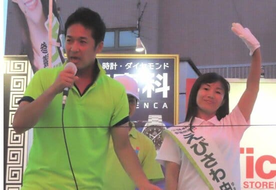 海老沢氏(右)の応援に駆け付けた藤田幹事長(東スポWeb)