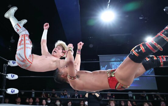 2026年最初のマンデー・マジックで、土井成樹(右)に快勝した清宮海斗