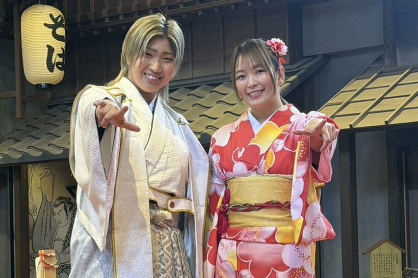 イベントに晴れ着姿で登場したSareee(右)と彩羽匠