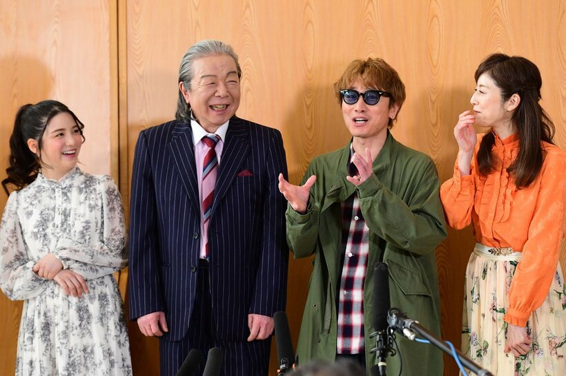 左から川島海荷、古田新太、安田章大、高岡早紀