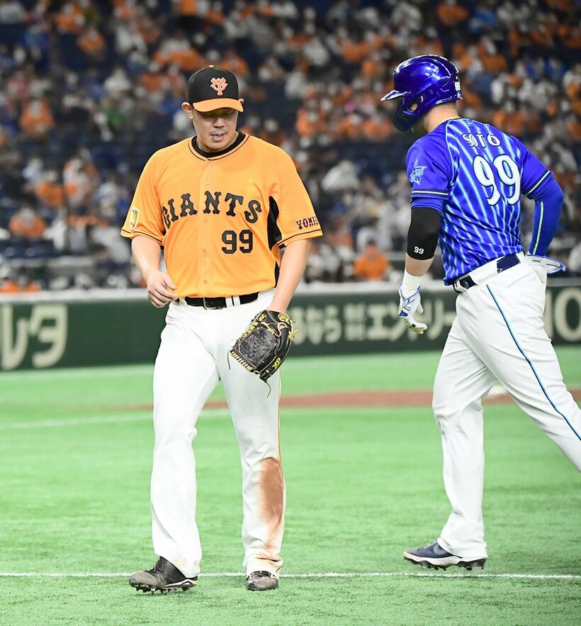  好投が台なしになってしまった巨人・山口(左)