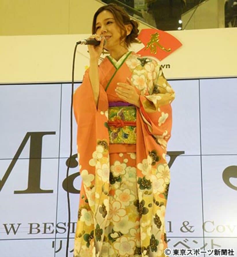 振袖姿で熱唱するＭａｙ　Ｊ．