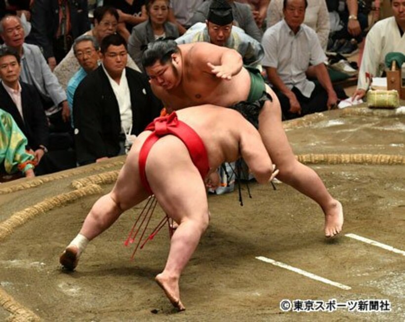  千代大龍は得意のはたき込みで阿武咲を沈めた