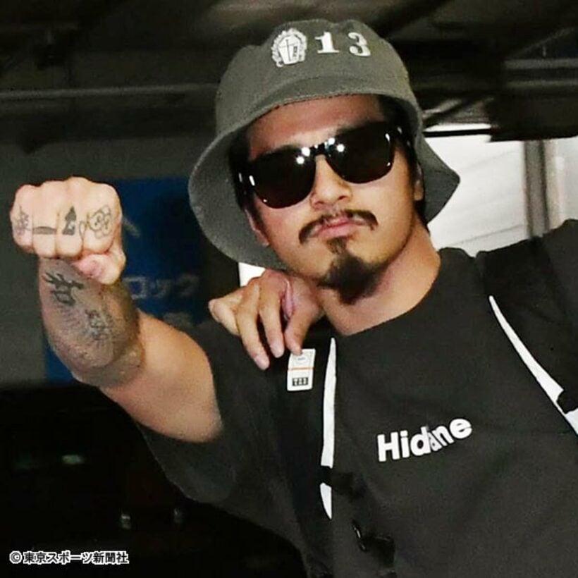  昨年１２月、保釈時に本紙だけにガッツポーズを見せた国母被告