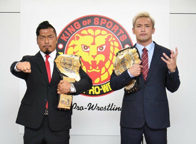  ＩＷＧＰ世界ヘビー級王者・鷹木(左)とＧ１覇者・岡田（新日本プロレス提供）