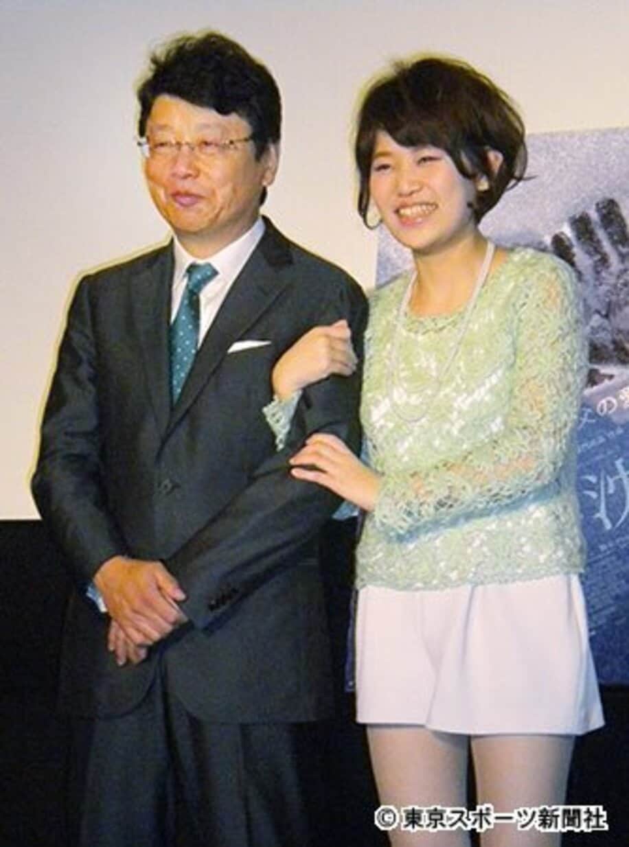 北村晴男弁護士（左）と娘の北村まりこ