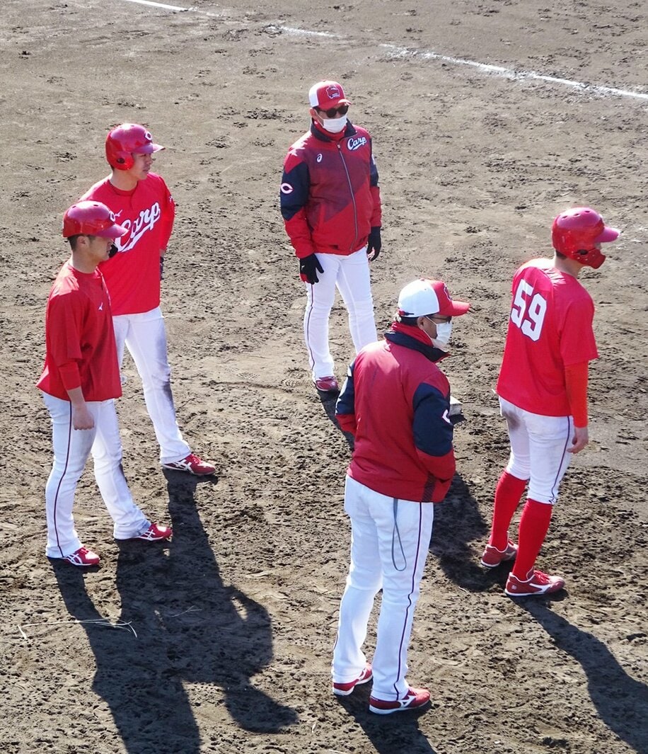 広島・野間(左から２人目)は走塁練習に参加するなど、メニューをしっかりこなした（東スポWeb）