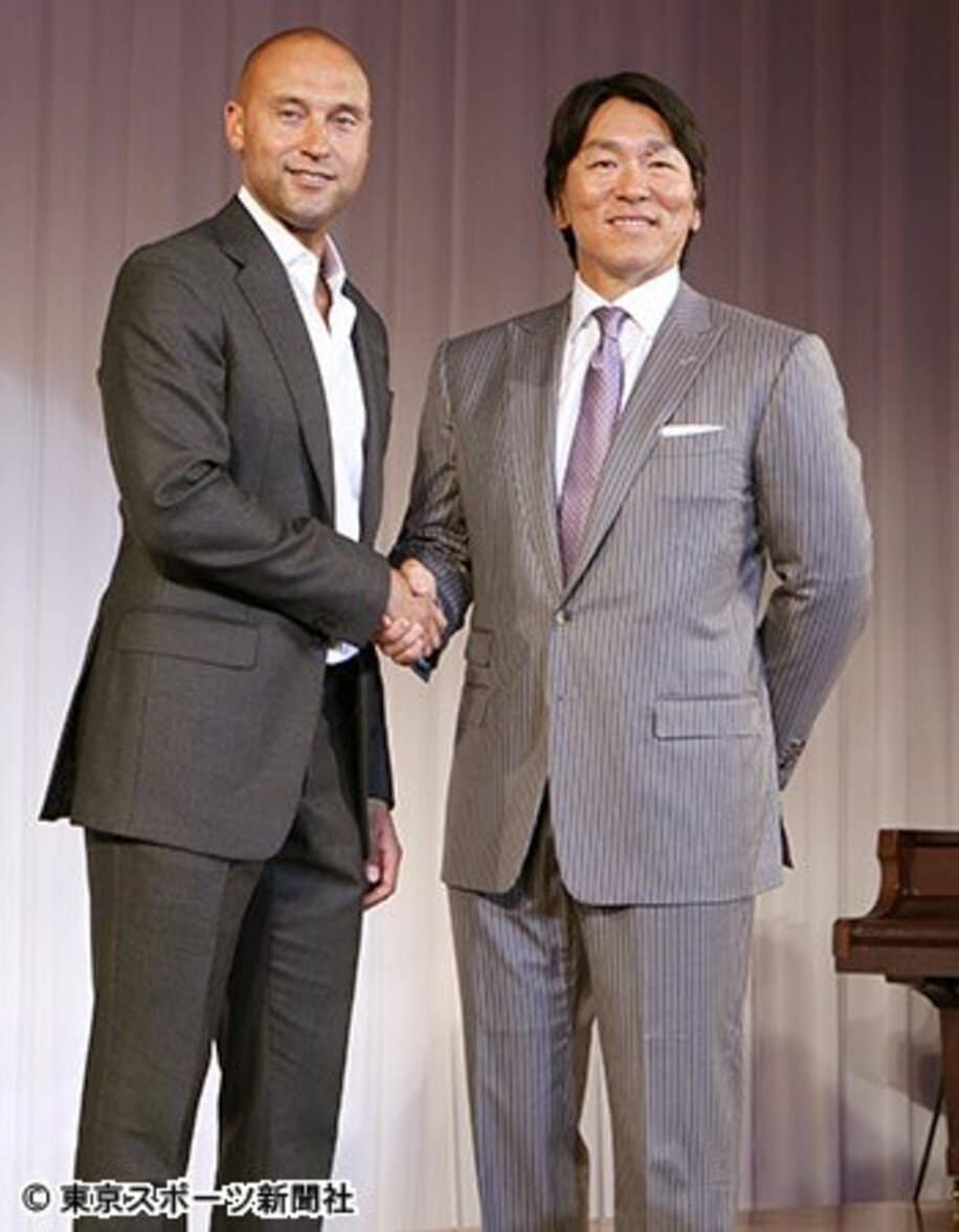 握手を交わす松井氏（右）とジーター氏