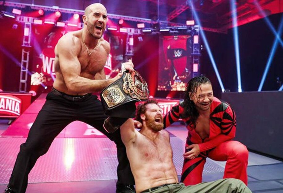  サミ・ゼイン（中央）の防衛をアシストした中邑真輔（右）はしてやったりの表情を浮かべた。左はセザーロ（Ｃ）2020 WWE, Inc. All Rights Reserved.