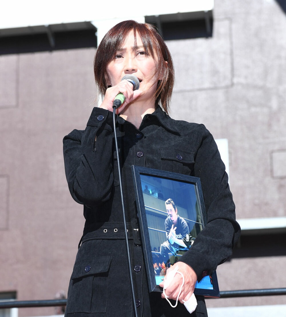 非道さんの追悼セレモニーであいさつした(21年10月)