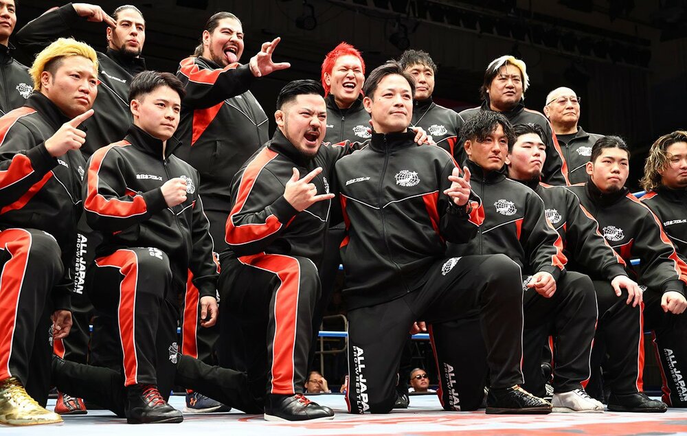 全日所属となり、記念撮影に納まる小藤将太(前列左から2人目)