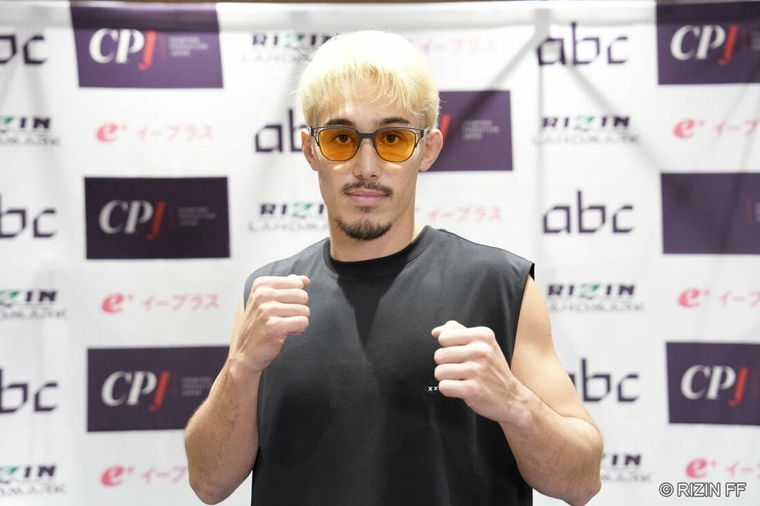 試合前会見でスカウターのような?黄色いサングラスをかける宇佐美正パトリック