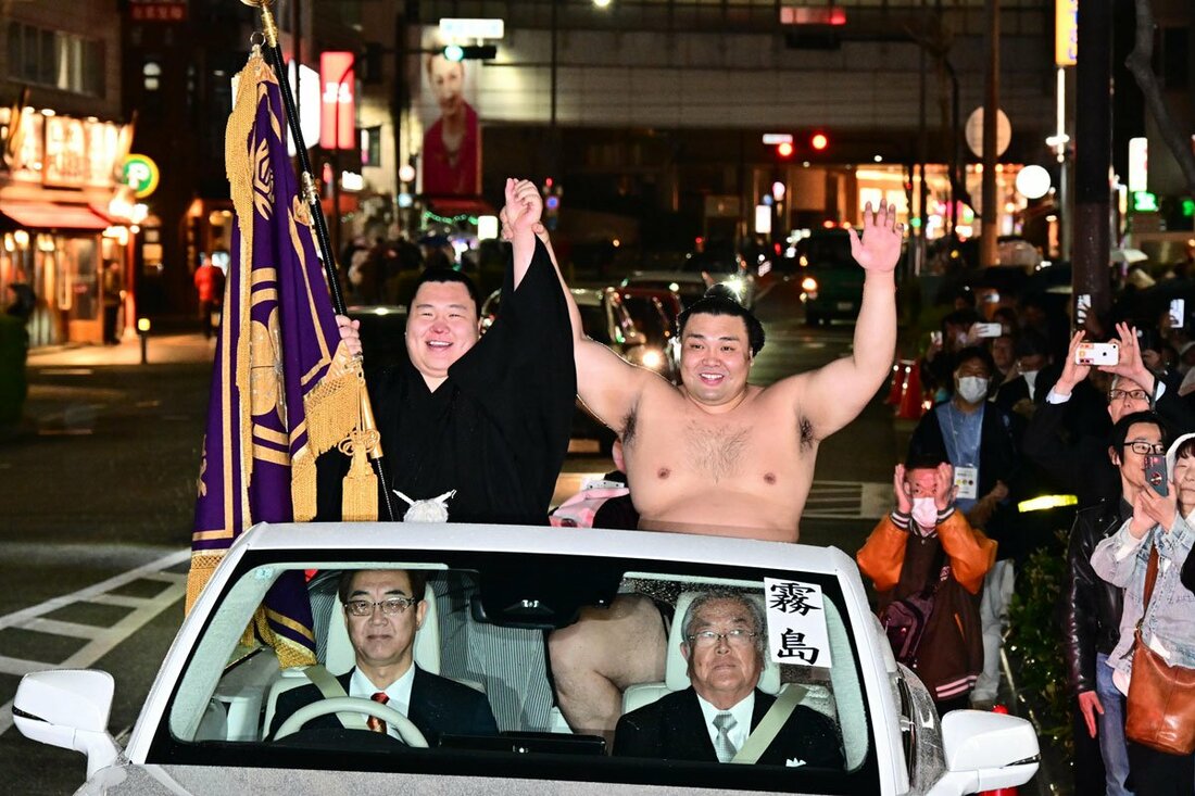 大阪の街をパレードした霧島(右)