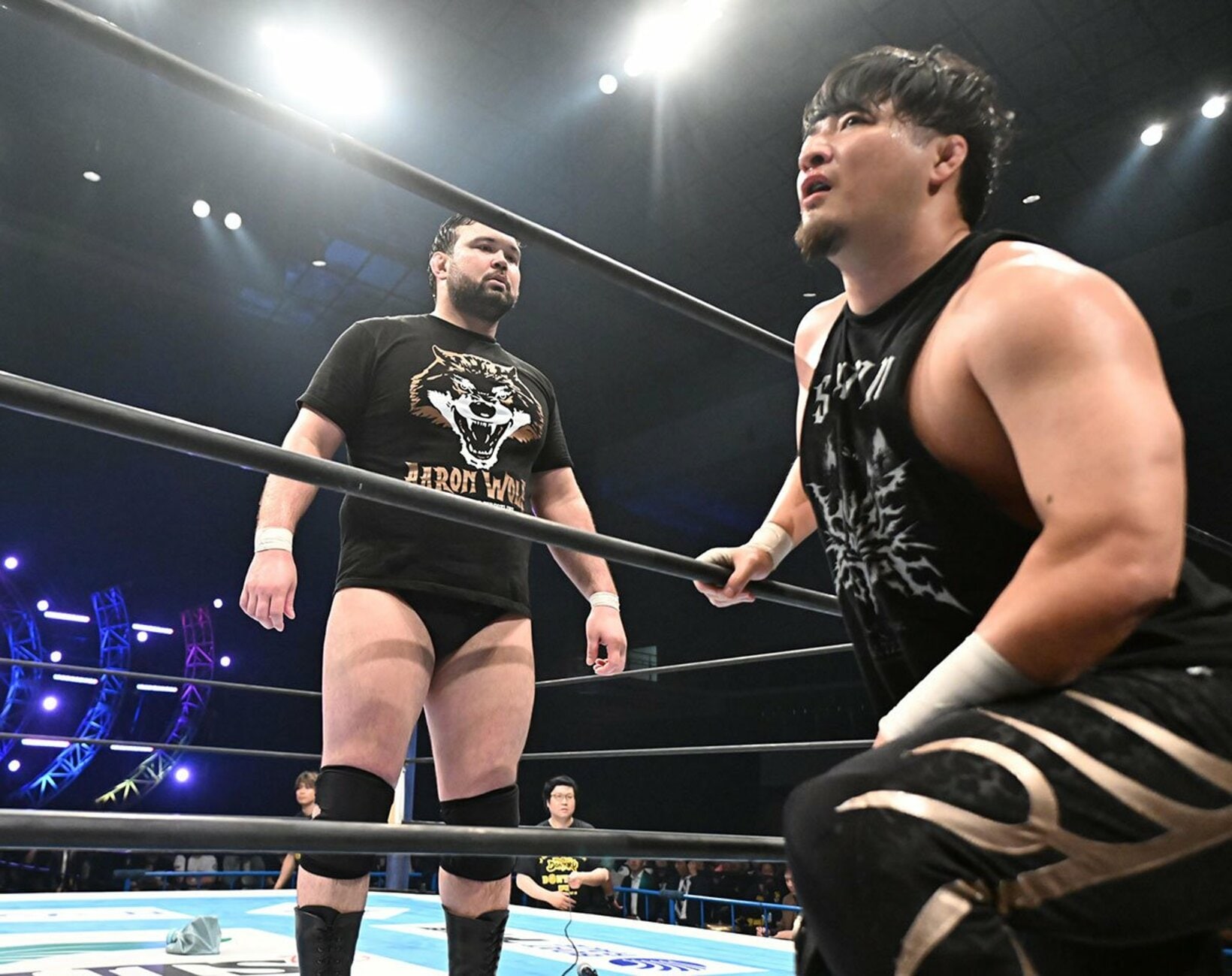 NEVER王者・成田蓮(右)と対峙するウルフアロン