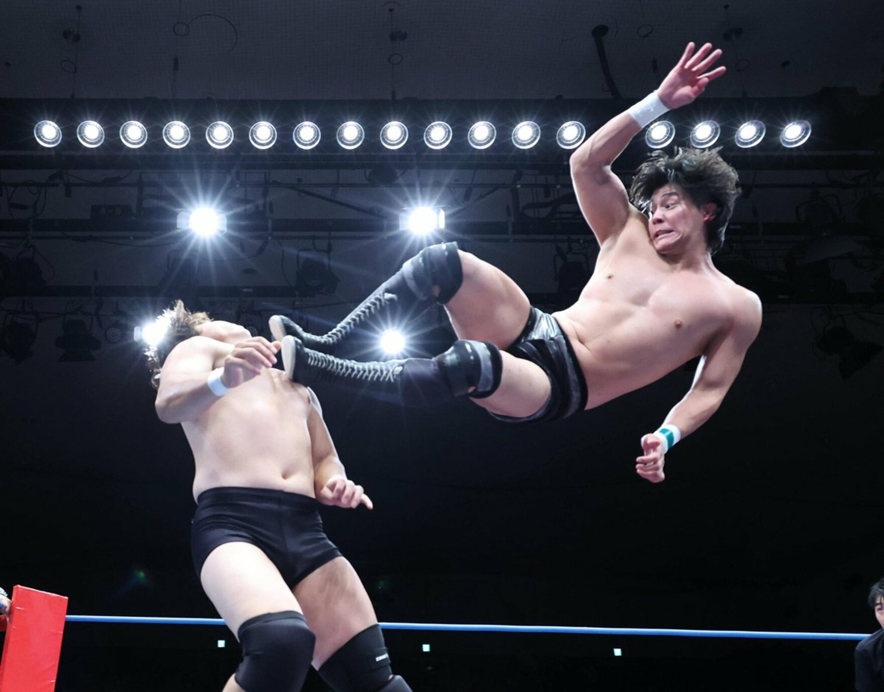 野村直矢(左)にドロップキックする安齊勇馬