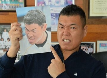  阪神・佐藤輝の写真を手に、表情をつくる小川直也氏