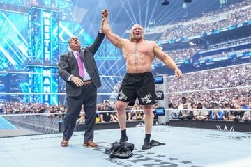 ポール・ヘイマンから手を上げられたレスナー（©WWE）