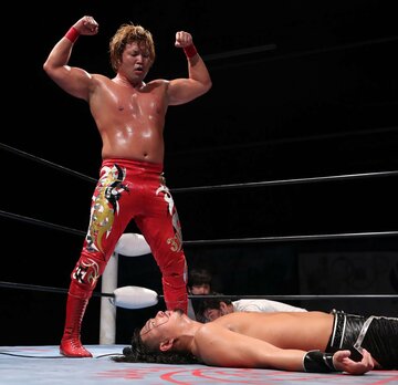  失神したジェイク（右）に勝ち誇る宮原（東スポWeb）