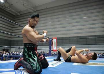  ザックのお株を奪う関節技を披露した鷹木が前哨戦を圧勝