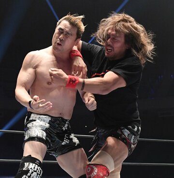 TAKAみちのく(左)にエルボーを放つ内藤哲也（東スポWeb）