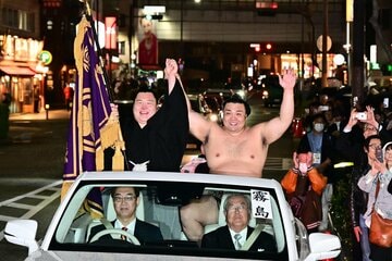 大阪の街をパレードした霧島(右)