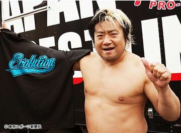  諏訪魔はエボリューションＴシャツを手に呼びかけた