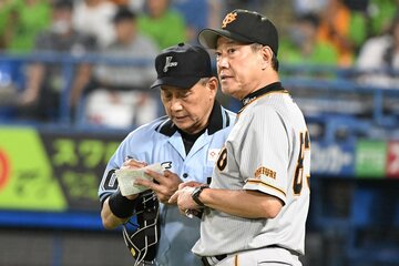 再び借金１となった巨人・原監督(右)