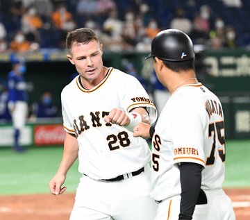  巨人・ハイネマン(左)は初打席から発奮した（東スポWeb）